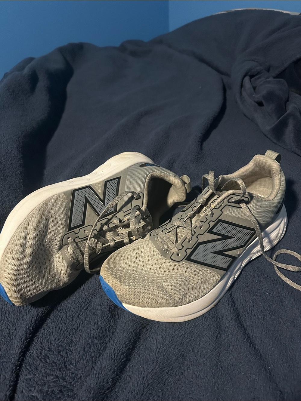 New Balance Men's Light Gray Athletic Running Shoes with Blue Toe Accent